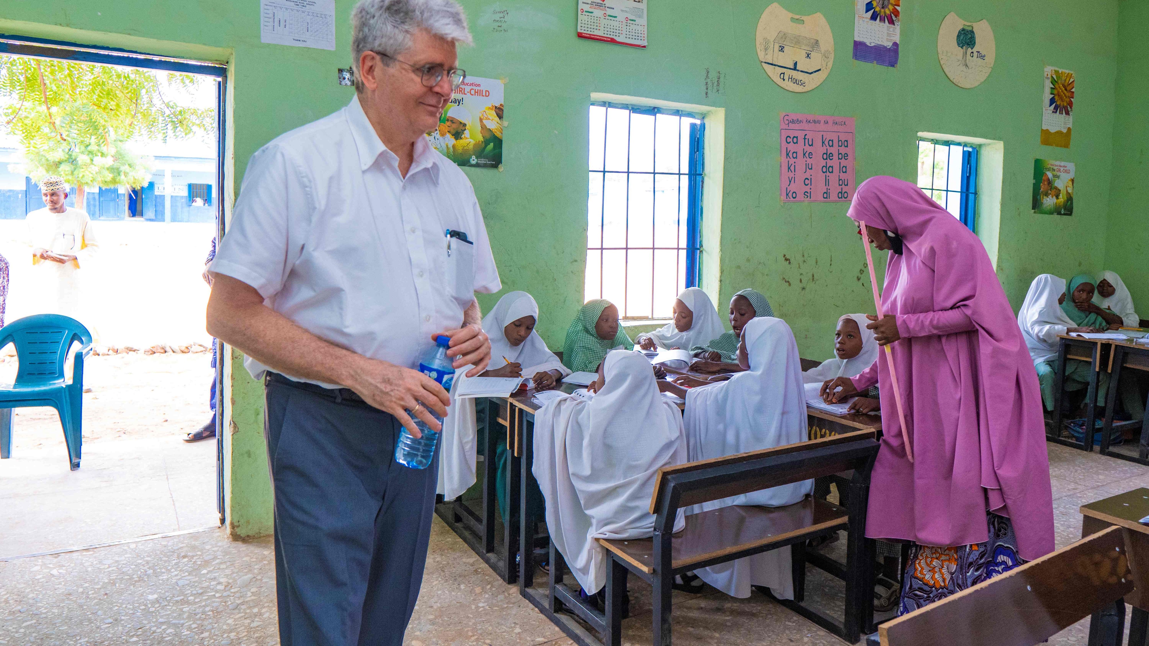 Fernando Reimers visiting a school in Sokoto, Nigeria